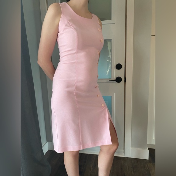 Vintage Barbie-style pink dress with button details - Picture 2 of 9